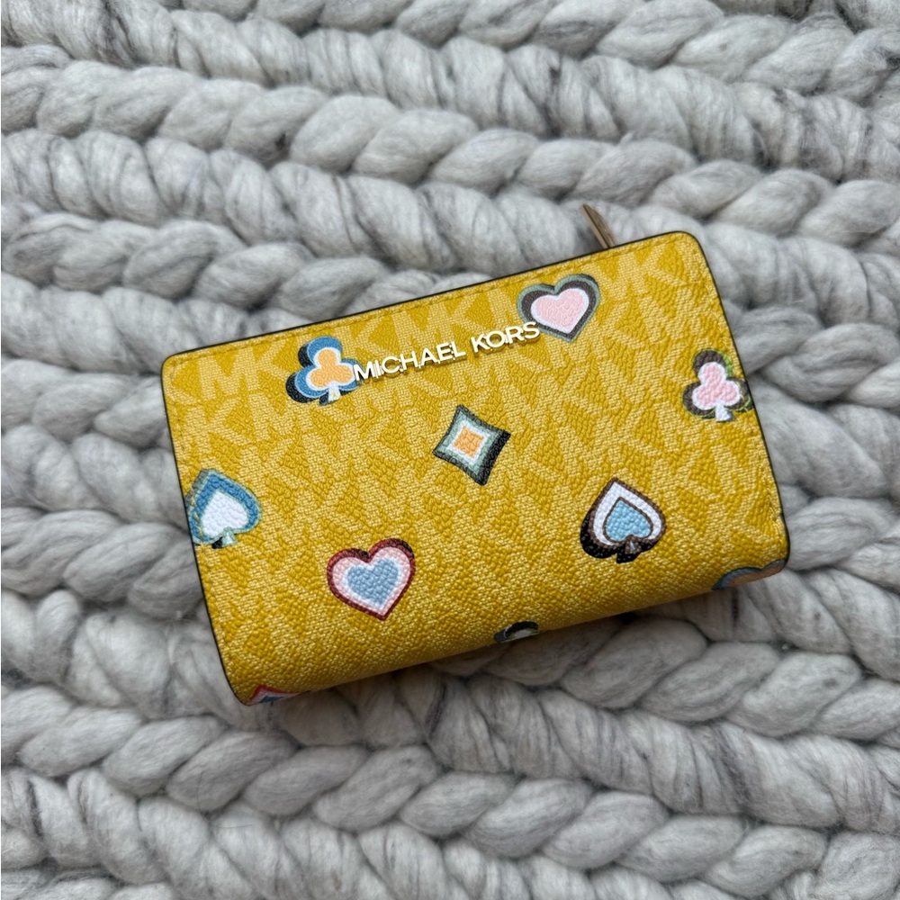 NWT MICHAEL KORS OUTLET
Jet Set Medium Printed Signature Logo Wallet Honey